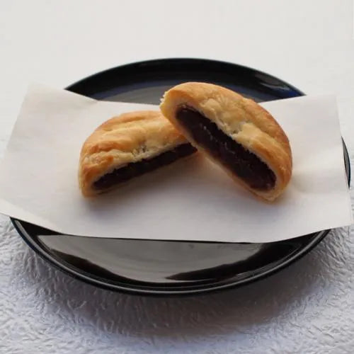 Two types of Anko wrapped pies