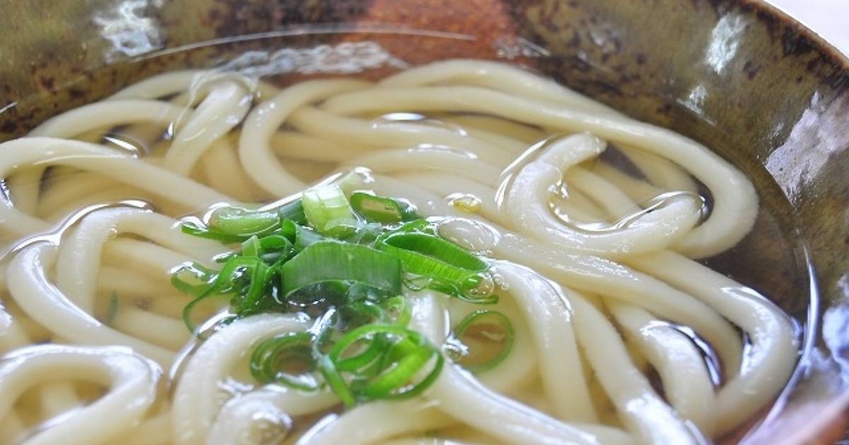 The simplest kake-udon noodles made with Chiyo’s packaged dashi broth.
