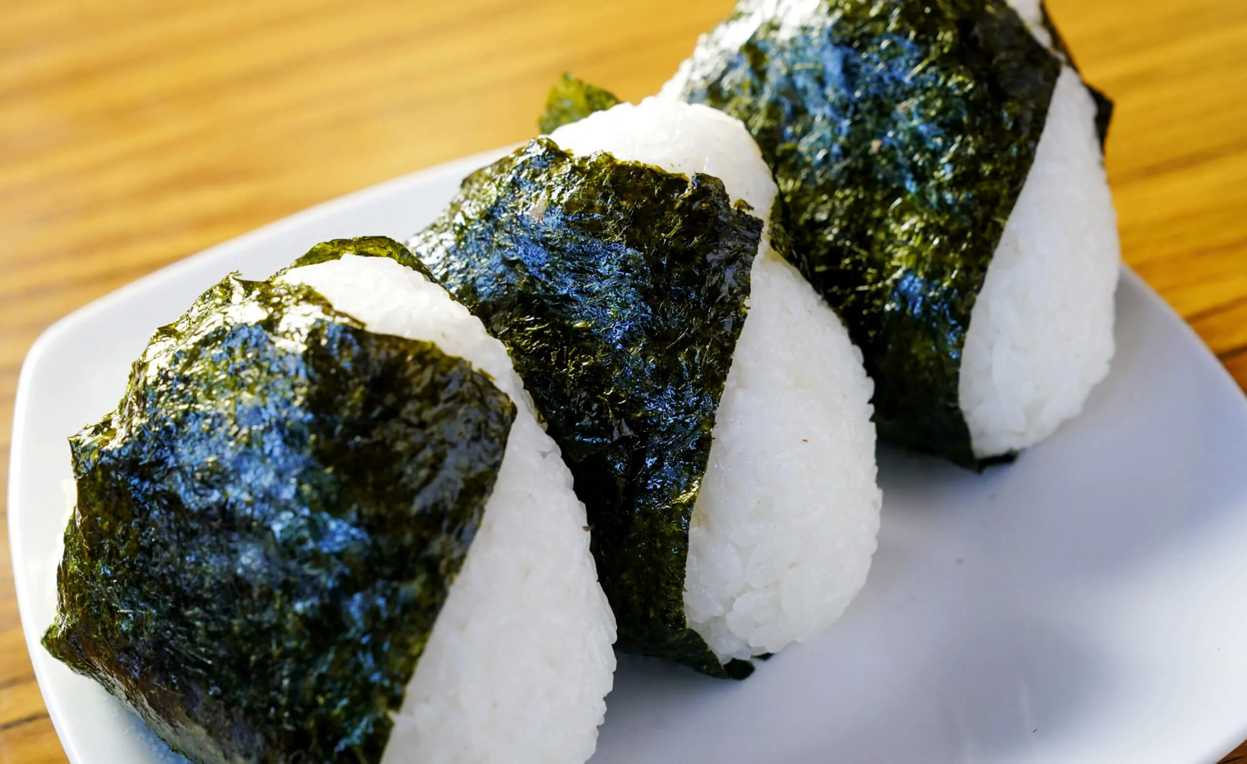 Bola de arroz japonesa onigiri