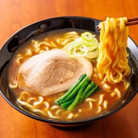 Ramen-noedels. Rijke en aromatische tonkotsu-sojasaus met varkensbotten