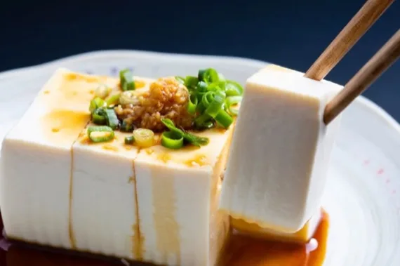 Veel lekkerder smakende tofu, kan bij kamertemperatuur worden bewaard. 300 g 6 pakken