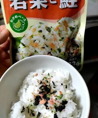 Furikake_with_young_greens_and_salmon