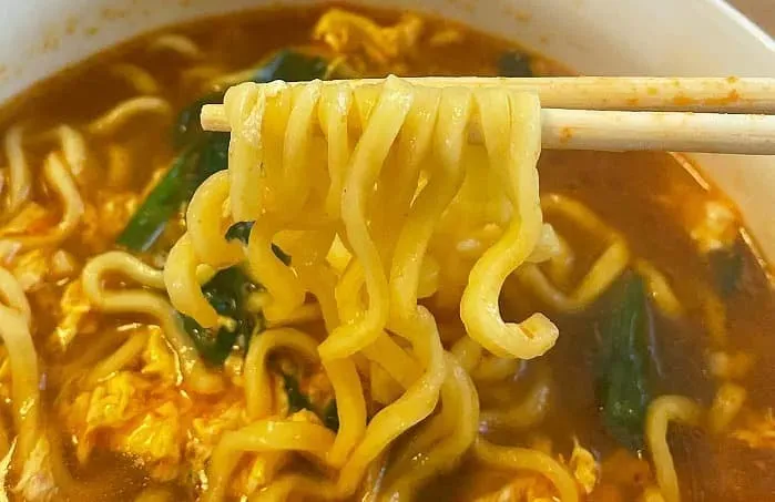 Ramen-Nudeln. Würziger Miyazaki-Geschmack. Dunkler Duft. Intensiv würzige Sojasauce 8 1