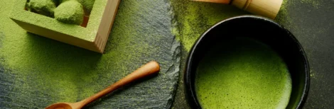 Leuchtend grünes Matcha-Pulver in einer Schüssel, ideal für die Zubereitung von traditionellem japanischen Tee oder cremigen Lattes.