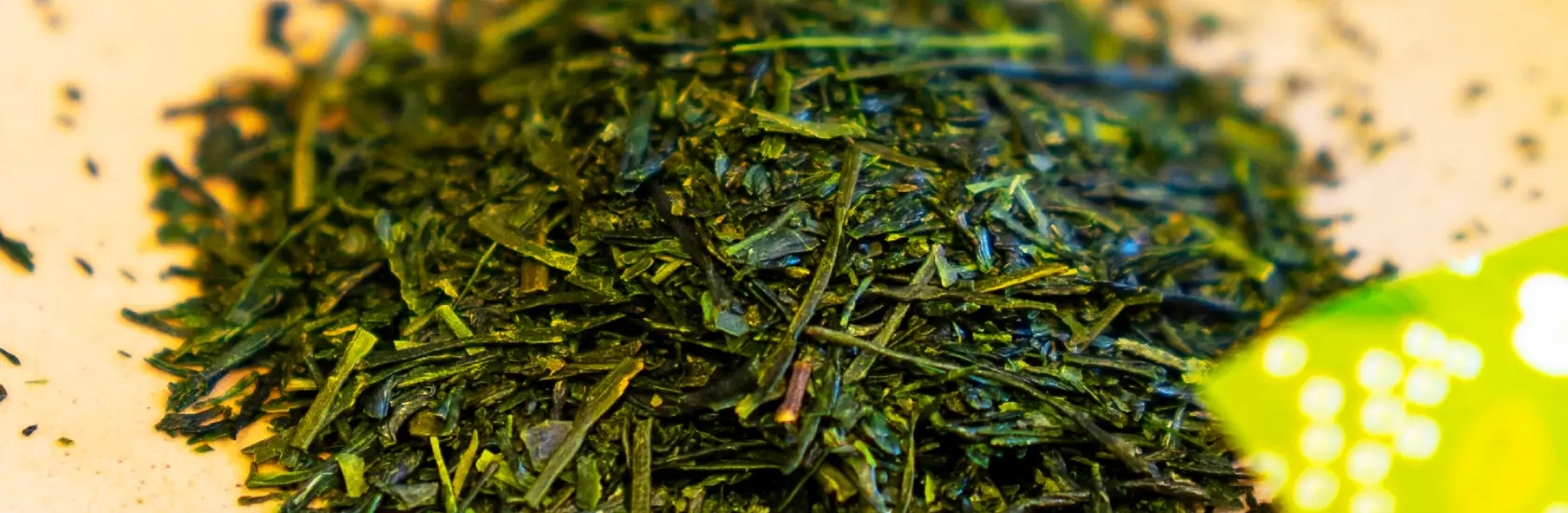 Hojas de té japonés premium con un rico aroma, ideales para preparar té verde auténtico y refrescante.