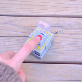 Giocattolo capsula pulsante autodistruzione02