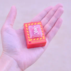 Giocattolo capsula con pulsante di autodistruzione10